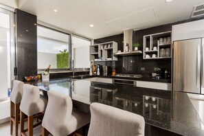 Refrigerador, microondas, horno y parrilla de estufa 