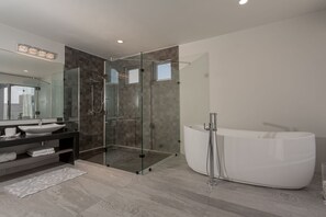 Badewanne, Whirlpool, Haartrockner, Handtücher