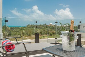 Outdoor dining - Cancun Luxurious 4BR Villa/W Pool and Private Beach (Cancún)
