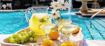 Top floor Studio -balcony -kitchen -heated pool & hot tub