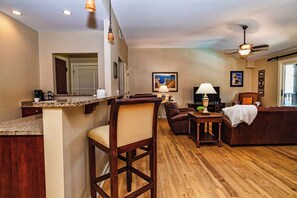 Smart TV - 1BR pool courtyard view-private balcony-hot tub-no carpet! (Saint Augustine)