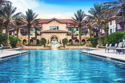 1BR King bed-private balcony-luxury-laundry in unit-pool-hot tub-fitness ctr