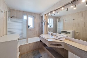 Bathtub, bidet, towels