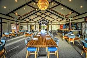 Dining - King Suite w/ kitchenette & full size fridge -55 in TV cable -pool & hot tub! (St. Augustine)