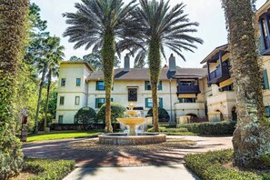 Exterior - King Suite w/ kitchenette & full size fridge -55 in TV cable -pool & hot tub! (St. Augustine)