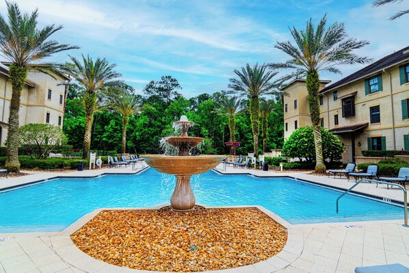 A heated pool - King Suite w/ full size refrigerator -community pool & hot tub -near beaches (St. Augustine)