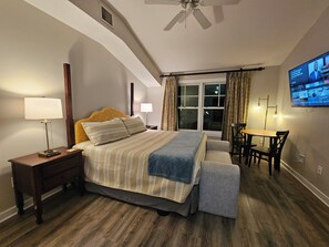 Iron/ironing board, travel crib, free WiFi, bed sheets - King Suite w/ full size refrigerator -community pool & hot tub -near beaches (St. Augustine)