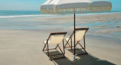 King Suite with full size fridge-balcony-pool courtyard view-sleeper sofa