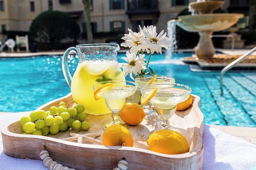 King Suite with balcony & pool courtyard view-full size fridge-heated pool