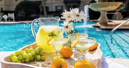 King Suite with balcony & pool courtyard view-full size fridge-heated pool