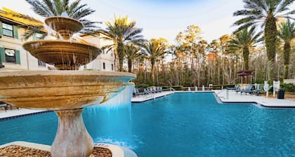 6209-2 Spa showers-King beds-balcony-wood plank floors-pool & hot tub!