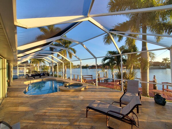 Alberca al aire libre, alberca climatizada y camastros