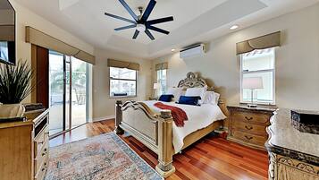 4 bedrooms, desk, iron/ironing board, travel crib