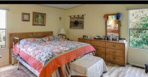 2 chambres, bureau, fer et planche à repasser, accès au Wi-Fi (inclus)