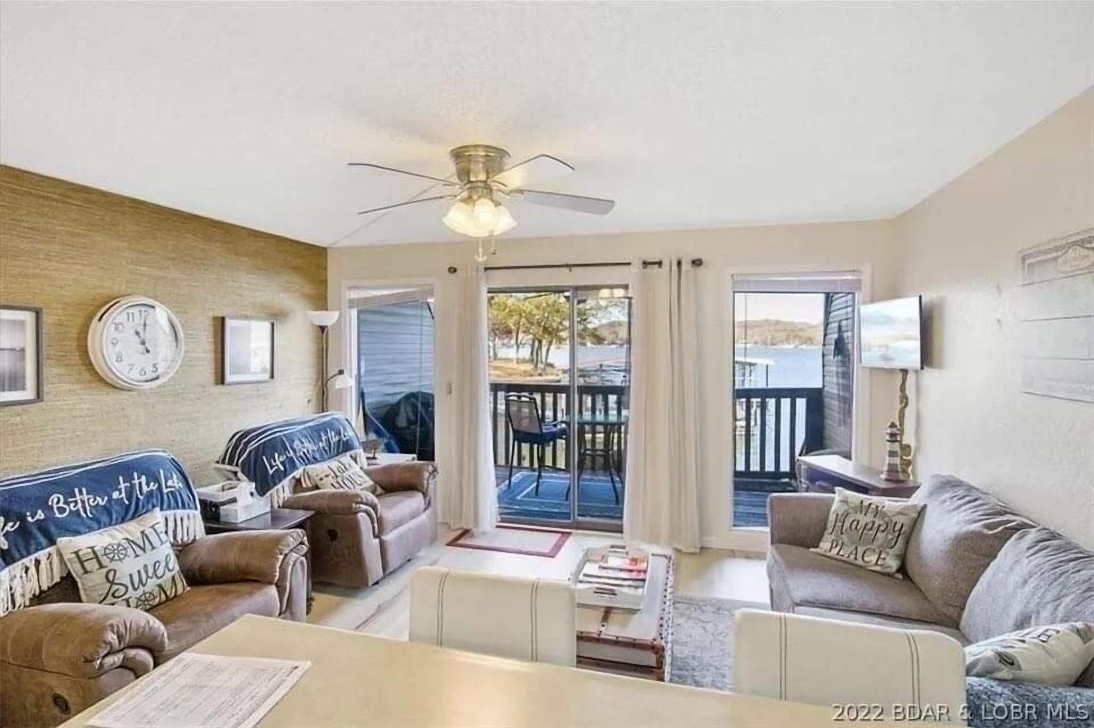 Peaceful Lakefront Oasis