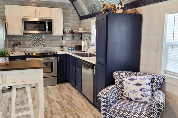 Frigorífico, microondas, horno y placa de cocina