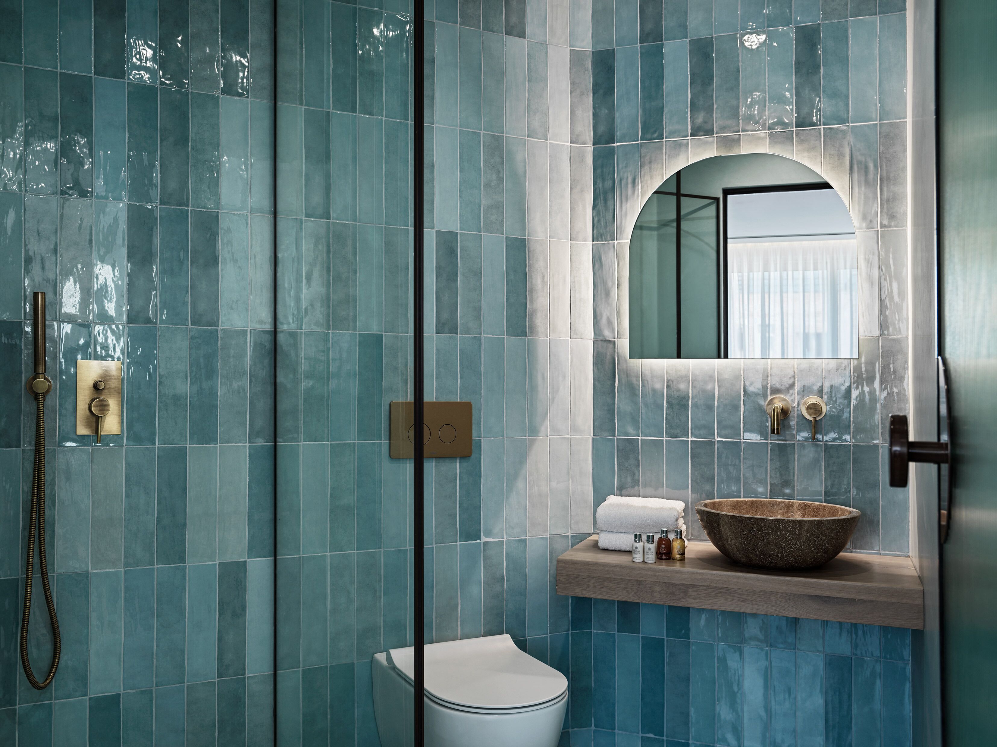 junior studio suite, city view | bathroom | shower, rainfall showerhead, eco-friendly toiletries, hair dryer