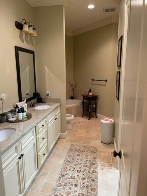 Combined shower/bathtub, hair dryer, towels, toilet paper - River view and short walk to UA campus (Tuscaloosa)
