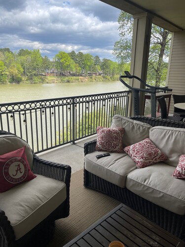 River view and short walk to UA campus