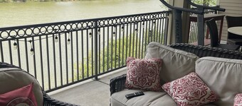 River view and short walk to UA campus