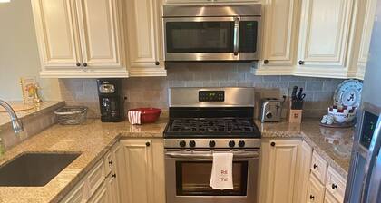 River view and short walk to UA campus