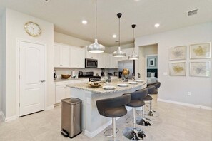 Fridge, microwave, oven, stovetop - 7236 Luxury Villa / private pool/ near disney (Davenport)