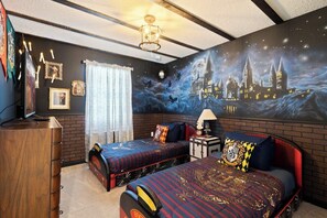 5 bedrooms, travel crib, WiFi