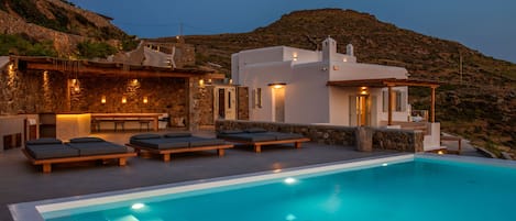 An infinity pool, a heated pool, pool loungers