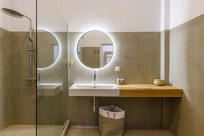 Shower, hair dryer, towels, soap - Villa Halu 3 Bedroom (Ano Mera)