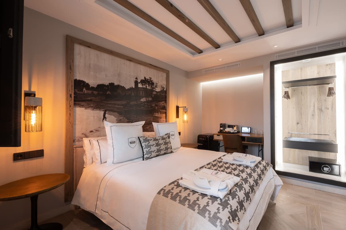 Double Interior Room | Minibar, in-room safe, desk, soundproofing