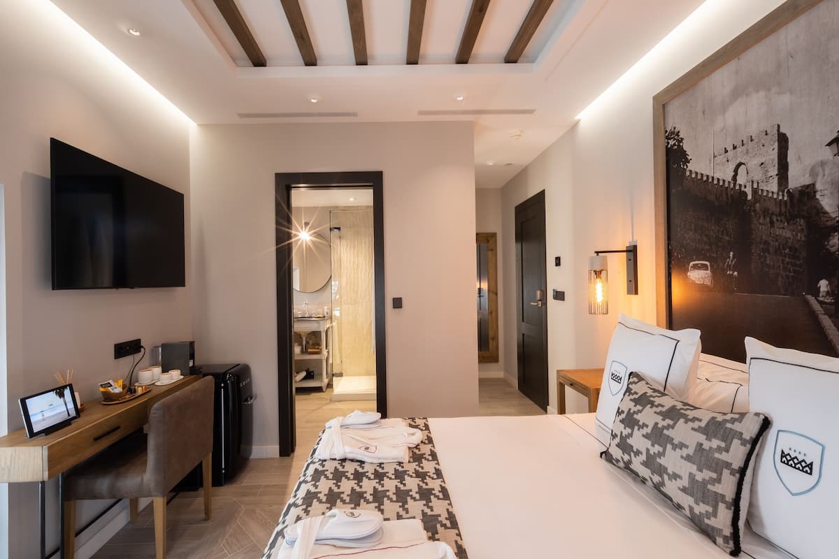 Deluxe Room | Minibar, in-room safe, desk, soundproofing