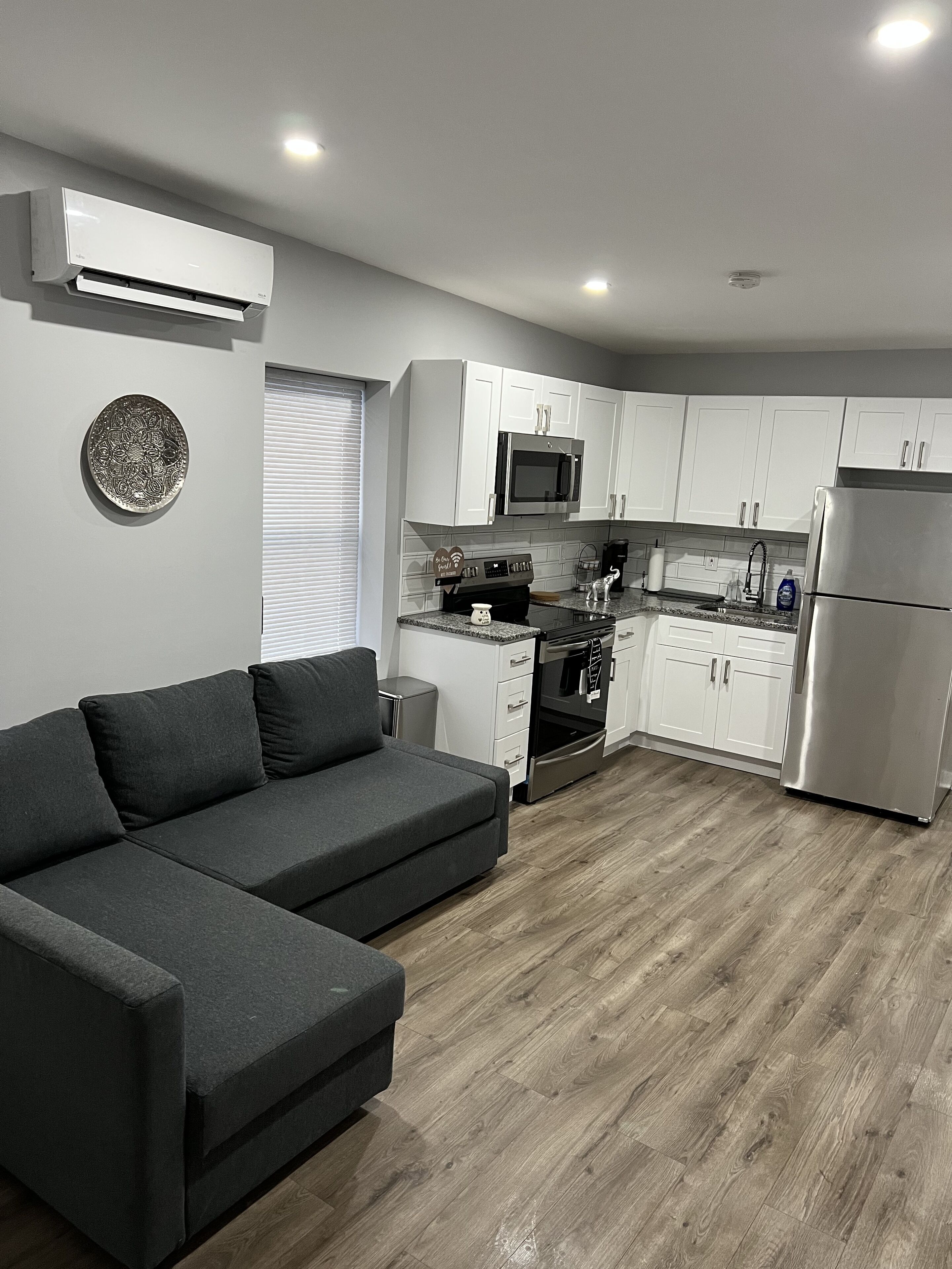 Stunning 1 BD cozy apt located in University City.