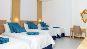 A hotel room with three beds, a desk, and a chair. - L'ver Hotel (Somoto)