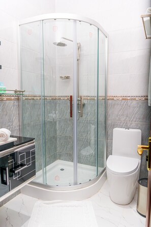 Shower, hair dryer, towels, soap - L'ver Hotel (Somoto)