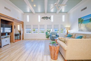 تلفزيون ذكي، ألعاب فيديو، مشغل دي في دي، كُتُب