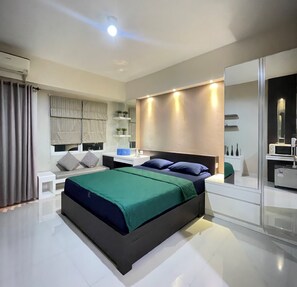 Superior Studio | Desk, bed sheets - High Livin Apartment Ciumbuleuit (Bandung)