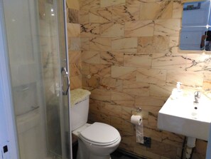 Dusche, Haartrockner, Handtücher, Seife