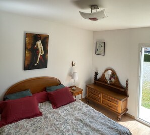 2 bedrooms, desk, WiFi, wheelchair access