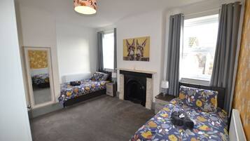 2 Schlafzimmer, Schreibtisch, Bügeleisen/Bügelbrett, Reisekinderbett