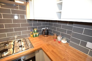 Kühlschrank, Mikrowelle, Ofen, Herdplatte