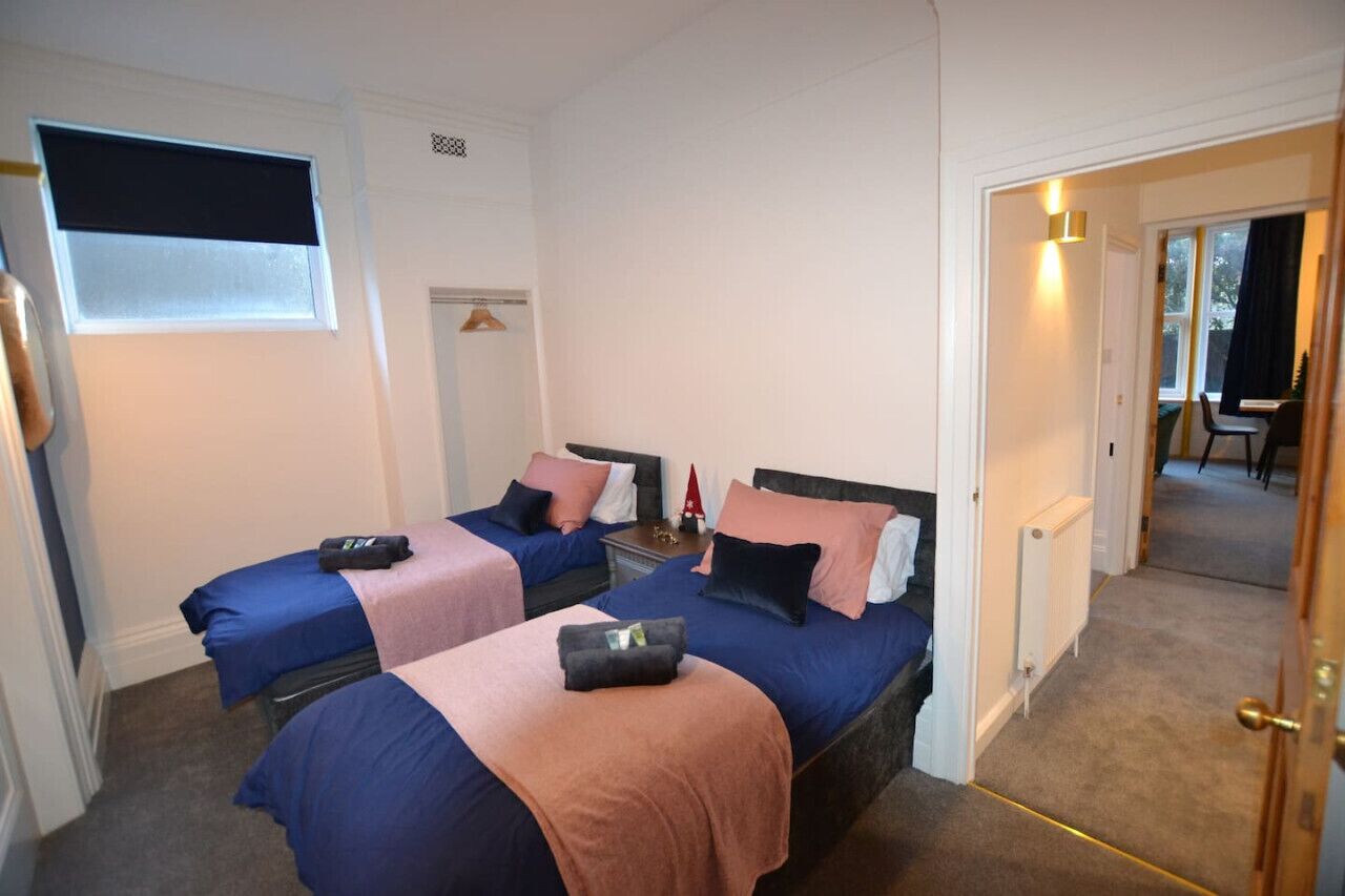 2 chambres, bureau, fer et planche à repasser, lit parapluie