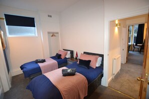 2 Schlafzimmer, Schreibtisch, Bügeleisen/Bügelbrett, Reisekinderbett