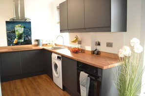 ثلاجة، ميكروويف، فرن، موقد طهي مسطح