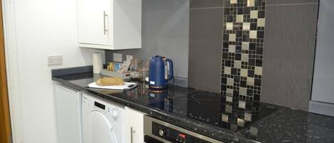 Réfrigérateur, four à micro-ondes, un four, surface de cuisson