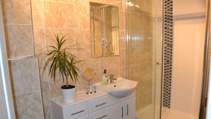 Unclassified image, 2 of 9, button - Olive Tree 2 bed Apartment - Stayseekers (Salisbury)