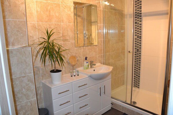 Hair dryer - Olive Tree 2 bed Apartment - Stayseekers (Salisbury)