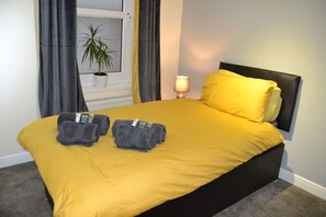 2 bedrooms, iron/ironing board, travel crib, WiFi - Olive Tree 2 bed Apartment - Stayseekers (Salisbury)