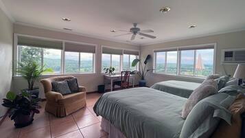 5 Schlafzimmer, Schreibtisch, Bügeleisen/Bügelbrett, Reisekinderbett