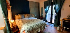 2 bedrooms, in-room safe, desk, iron/ironing board