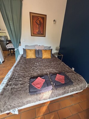 2 bedrooms, in-room safe, desk, iron/ironing board